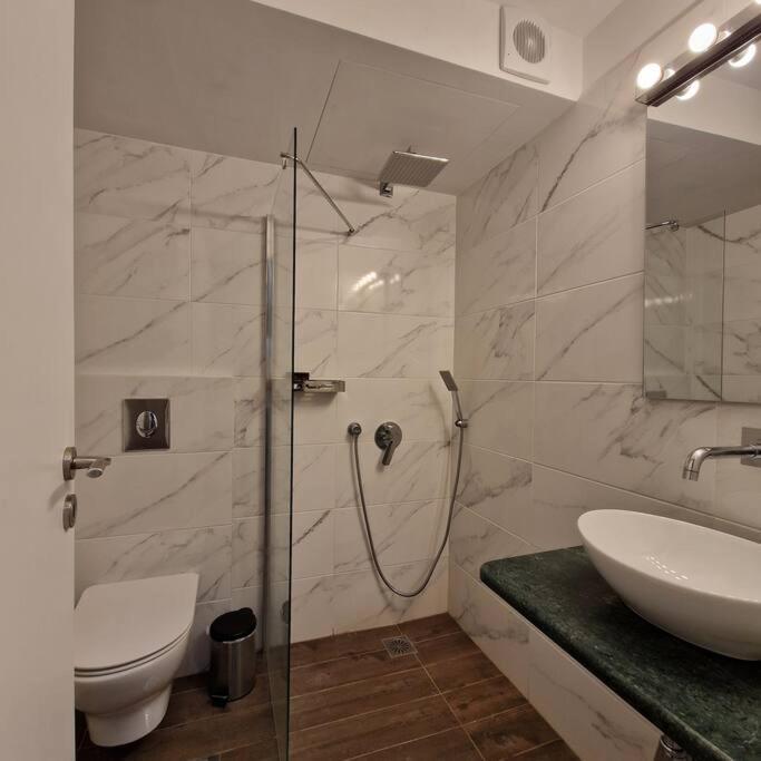 Chic Apt Near Acropolis - Avdi Square Ateny Zewnętrze zdjęcie