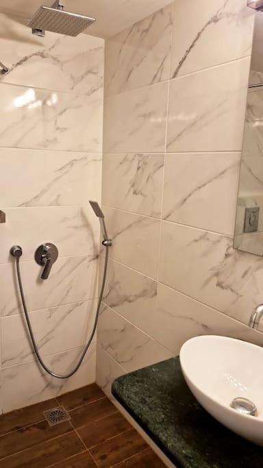Chic Apt Near Acropolis - Avdi Square Ateny Zewnętrze zdjęcie