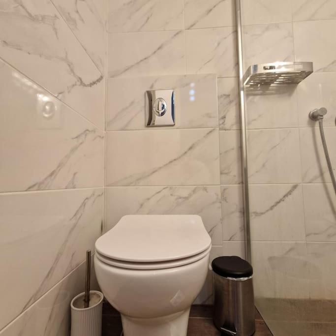 Chic Apt Near Acropolis - Avdi Square Ateny Zewnętrze zdjęcie